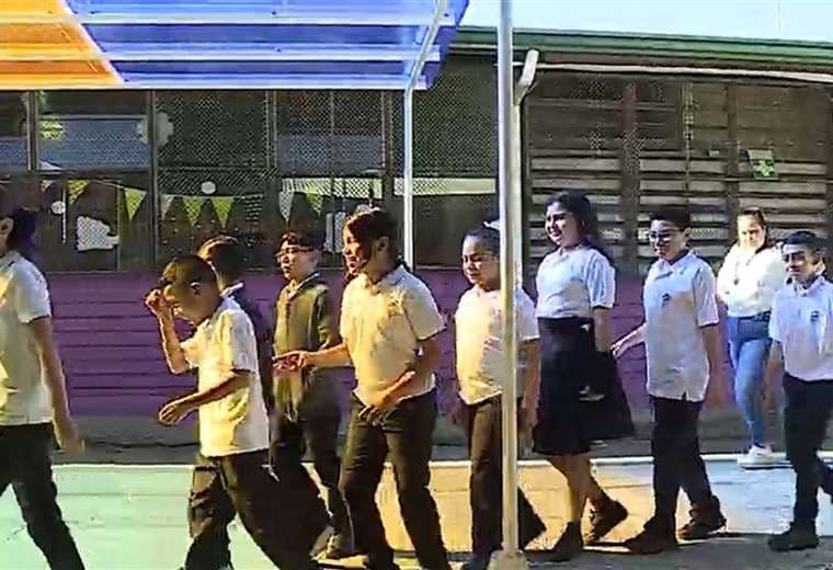 Escuela se adelantó al MEP: quitó celulares en 2023 y cambió la convivencia estudiantil