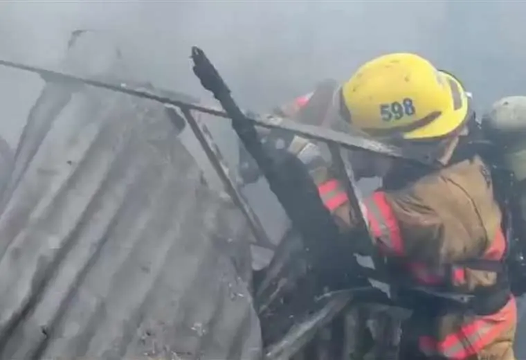 Cámara que portaba bombero grabó segundo a segundo incendio en Desamparados