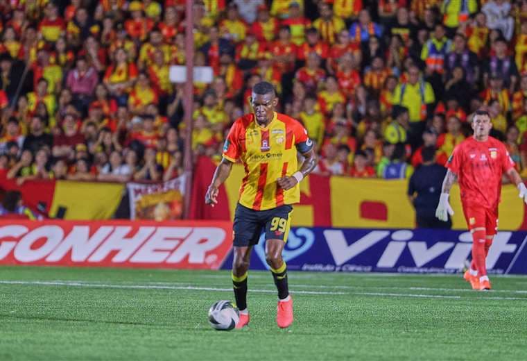 Keyner Brown levanta la 32 y se consagra en la historia de Herediano