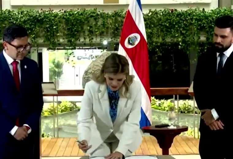 Laura Fernández firma ley para financiar por $800 millones tren rápido