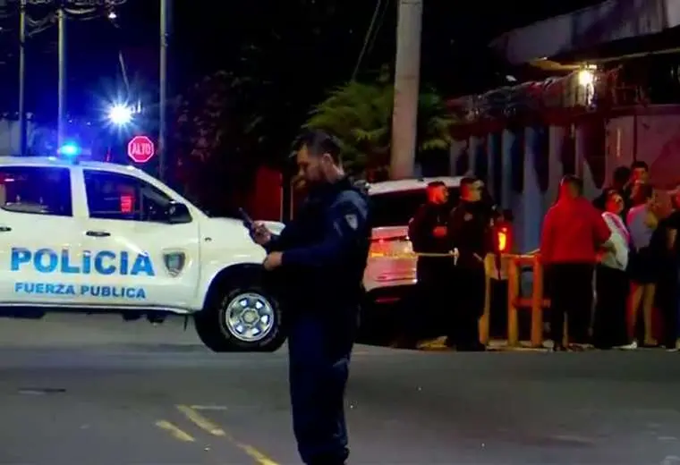 Ataque a balazos en Tibás: víctima muere dentro de carro y choca poste