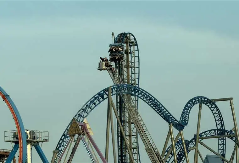 Video: Así fue el rescate de estudiantes que quedaron atrapados en montaña rusa en Texas