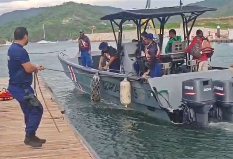 Guardacostas dicen que náufrago rescatado contó que vio a dos pescadores muertos y a otro vivo
