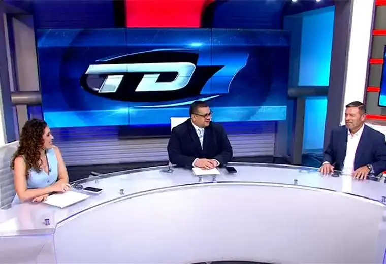 Video: Rolando Fonseca recibió inesperada visita en el set de Telenoticias