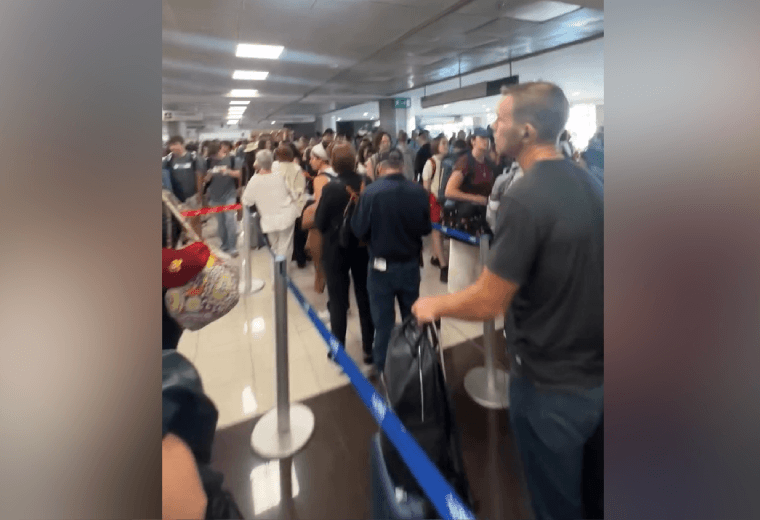 Videos captan filas masivas de extranjeros en control migratorio de salida del Juan Santamaría