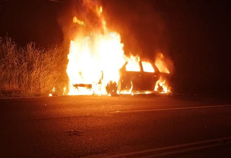 Un vehículo fue consumido por el fuego en Orotina