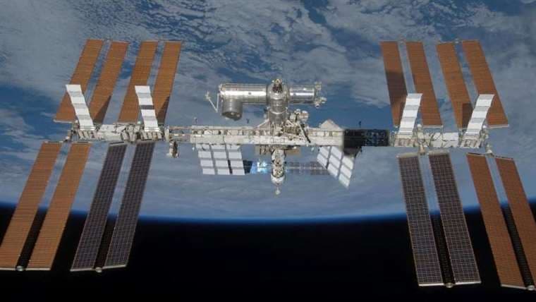 Astronautas de EEI obligados a refugiarse en nave acoplada durante reparación de fuga de aire