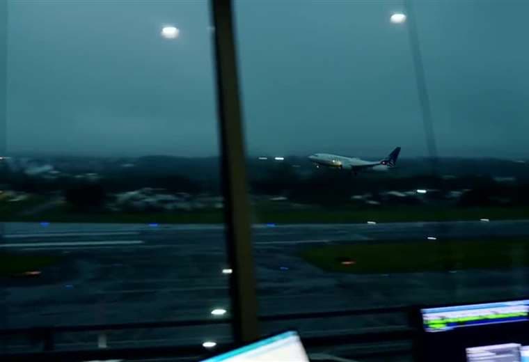 Investigan tenso intercambio entre piloto y controlador aéreo en el Juan Santamaría