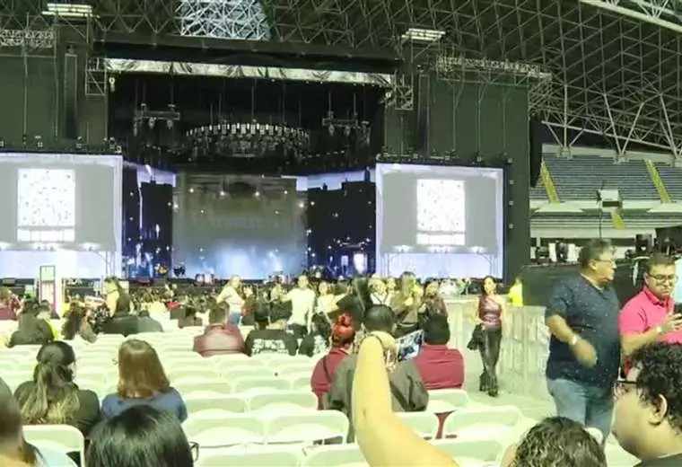Ricardo Arjona emocionó a Costa Rica en concierto que se convirtió en celebración de Día de la Madre