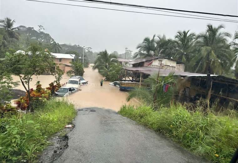 Onda tropical número 32 deja inundaciones y comunidades incomunicadas