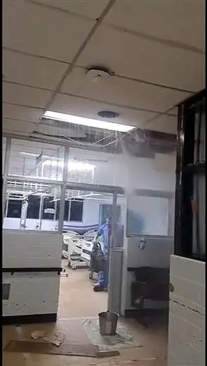 Agua cayendo del techo y pasillos inundados: videos muestran caos en el hospital de Limón