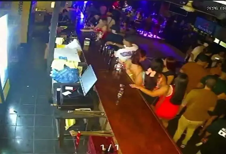 Cámara capta ejecución a balazos dentro de un bar en Puntarenas