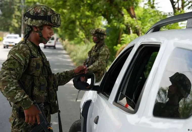 Presidente de Colombia ordena militarizar Santa Marta ante ola de violencia narco