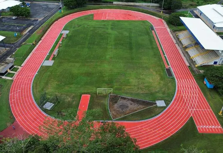 Esparza inaugura pista de atletismo
