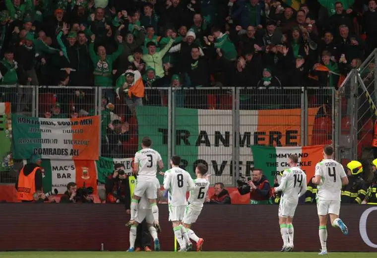 Irlanda vota a favor de jugar contra Israel, el arquero Bazunu se niega