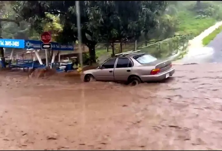 Video: Fuerza del agua arrastra carro en Tilarán