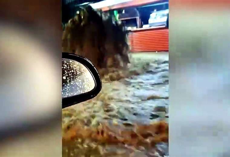 Chofer tras inundación en Desamparados: "Vean cómo está esto, qué miedo, parece un iceberg"