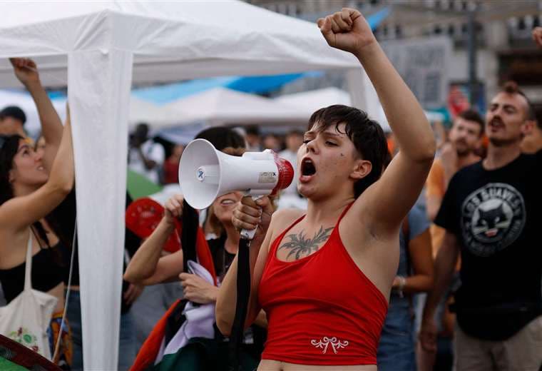 Protestan en España por crisis de vivienda: imágenes de acampada en la Puerta del Sol de Madrid