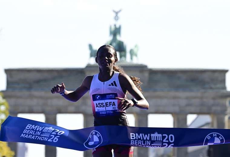 Assefa reina en Berlín por tercera vez, pero una lesión la deja sin récord