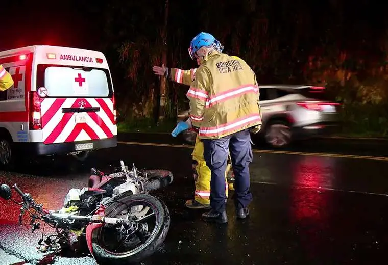 Motociclista pierde el control y muere tras chocar contra poste en Tibás