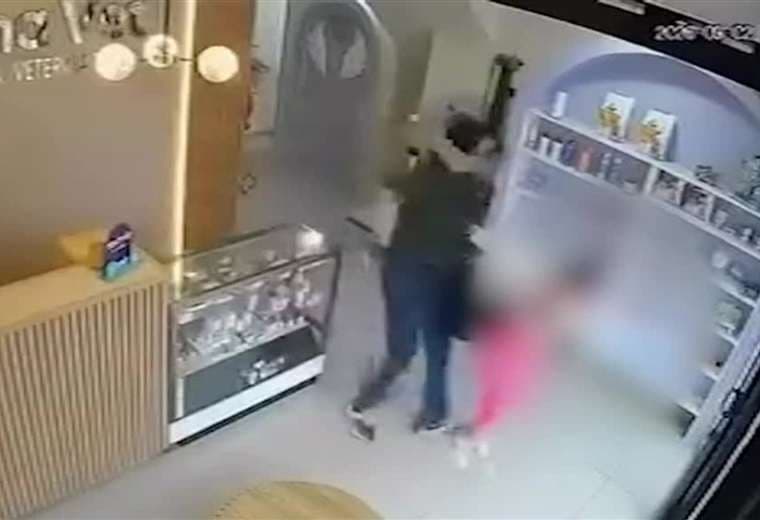 Atacan con un martillo a médico veterinaria dentro de su clínica