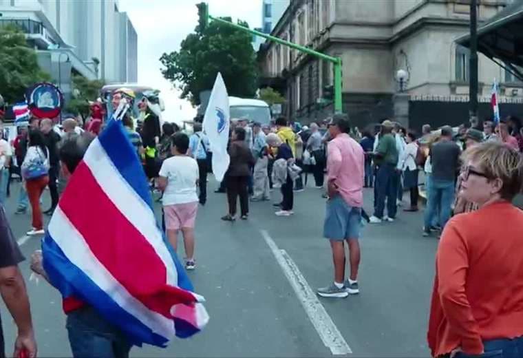 Sectores sociales se manifiestan una vez más en defensa de la CCSS