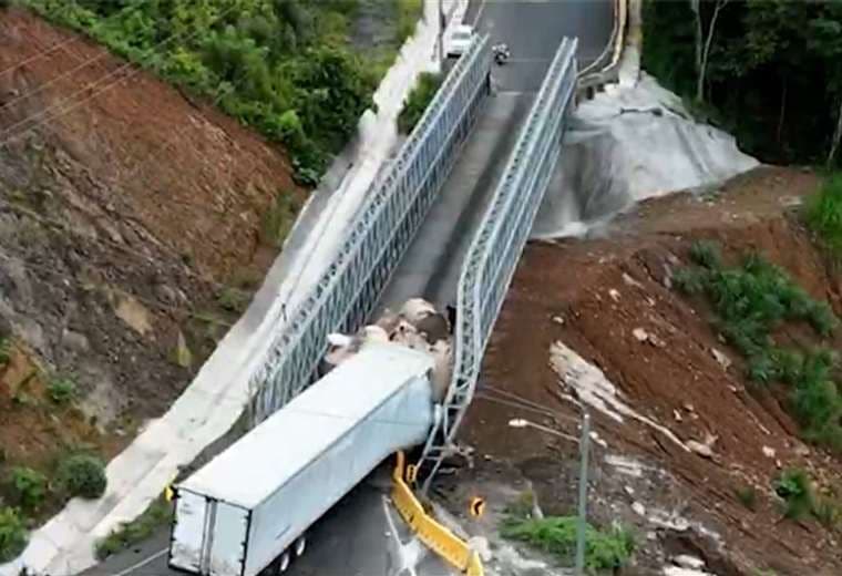 MOPT mantiene cierre indefinido de Ruta 1 en Cambronero tras choque contra puente Bailey